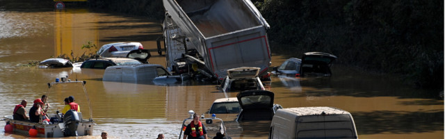 Merkel obišla poplavljene oblasti, obećala pomoć i bržu borbu protiv klimatskih promena