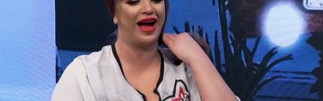 MIKSI NEMA KOMPLEKSE! Bilo joj vrućina - UŠLA U BAZEN RAZGOLIĆENA! Kupaći samo što NE PUKNE! (FOTO)