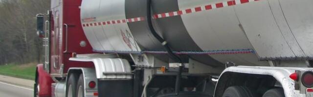 Iskliznula cisterna sa sumpornom kiselinom između Borske Slatine i Zagrađa: Nema curenja i opasnosti, ekipe MUP-a na licu mesta