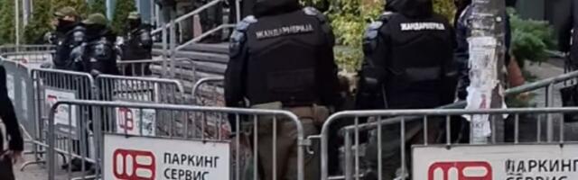 Nova blokada suda u NS: Stepenice blokirane, sve krcato žandarmerijom (VIDEO)