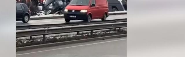 Sudar autobusa i auta: Povređene 22 osobe (VIDEO)