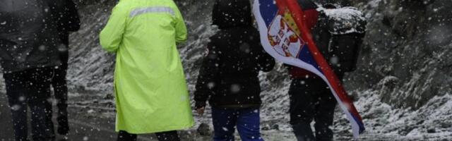 SRBI SA KOSMETA PEŠAČE KA BEOGRADU: Promrzli zbog mećave ne odustaju da dođu do Beograda i podrže svog predsednika (FOTO/VIDEO)