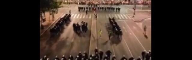 Snimak s protesta koji je mnoge rasplakao: "Više ne znamo ko nam je brat, a ko neprijatelj" (VIDEO)