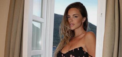 ĆERKA ŽELJKA ŠAŠIĆA PROVOCIRA U USKOJ HALJINI: Istakla bujne grudi, spale bretele, a šlic nikad dublji (FOTO)