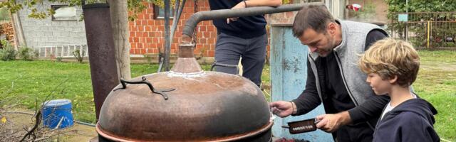 Princ Filip peče rakiju: fotografije pored kazana zapalila društvene mreže i oduševila građane