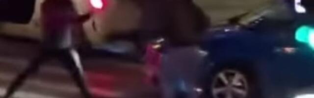 Žestoka tuča u Beogradu zbog svađe u saobraćaju (VIDEO)