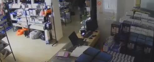 OSVANUO SNIMAK PLJAČKE U LAZAREVCU: Vlasnik prodavnice elektro-materijala nudi nagradu onome ko PREPOZNA OSOBU SA SNIMKA!