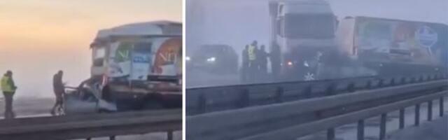 Auto SMRSKAN i zarobljen ispod šlepera! Prve slike nesreće na Pupinovom mostu: "Pozlilo mi je od prizora" (VIDEO, FOTO)