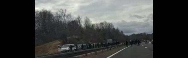 Sprečena ŽESTOKA TUČA navijača na auto-putu (VIDEO)
