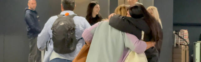 EMOCIJE NA BEOGRADSKOM AERODROMU! Porodica iz Srbije stigla iz Dubaija: "Držali su nas tri sata u vazduhu!" (VIDEO)