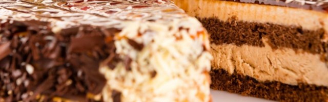 Pesak torta se ne peče i gotova je za 20 minuta, sprema se lakše i od čizkejka