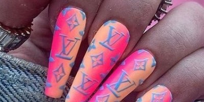 Logomania nail art trend je stupio na scenu