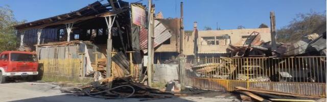 POŽAR U SELU TRNAVA – Vatra progutala fabriku za proizvodnju peleta i namještaja, tokom gašenja POVRIJEĐEN VATROGASAC (FOTO)