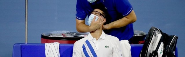 Bol u vratu muči Novaka, 100 minuta borbe na prvom meču posle šest meseci pauze