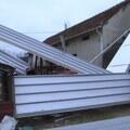 Snažan vetar u zapadnoj Srbiji nosio krovove, čupao stabla