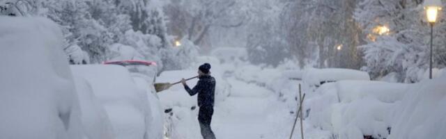 JEDAN DEO SRBIJE U PLUSU, A DRUGI OKOVAN SNEGOM! U ovom delu zemlje automobili zatrpani, sve paralisano - ledenice samo što ne počnu padati (FOTO)