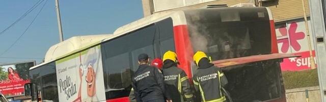 Zapalio se autobus kod Zastavinog solitera
