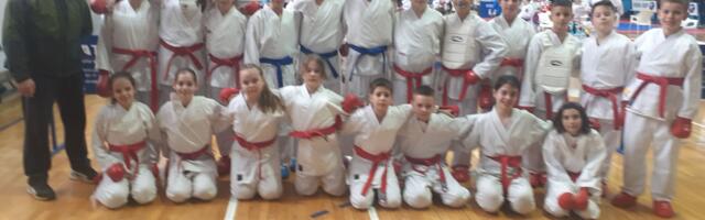 Karatisti Juniora na trofeju Zvezdare