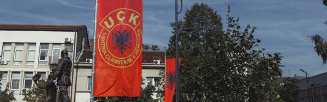 Zastava OVK na ambasadi Srbije u Hagu