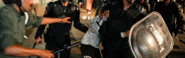 "Stadioni su tu, ali gde su bolnice?": Masovni protesti mladih, policija UBILA demonstrante (FOTO, VIDEO)