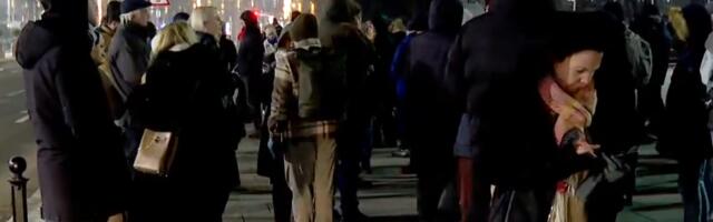 U toku protest ispred Skupštine: Vršiti pritisak uvek i konstantno