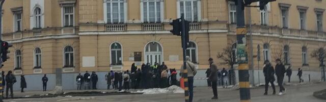 Da (NE) dišemo Duboko!, obezbeđenje, policija ispred Gradske kuće