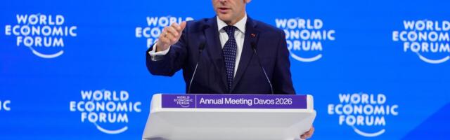 MAKRON SE NAJZAD POJAVIO BEZ NAOČARA ZA SUNCE! Bio je "zvezda" u Davosu, Tramp mu se podsmevao, a evo kako sada izgleda (VIDEO)