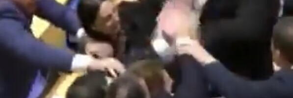 OPŠTA TUČA U PARLAMENTU GRUZIJE: Potukli se poslanici vlasti i opozicije, u obračunu učestvovale i žene (VIDEO)