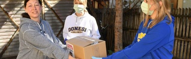 Mozzart i igrači Borca podelili pakete pomoći najgroženijim Čačanima