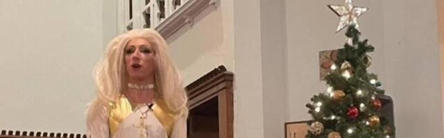 Sveštenik se obukao kao drag queen i sa decom čitao iz Biblije