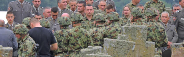 NI VOJNICI NISU USPELI DA ZADRŽE SUZE ZA TRI ANĐELA Omiljenog kolegu ispratili uz najviše državne počasti i pesmu &quot;TAMO DALEKO&quot;, supruzi predali zastavu (FOTO/VIDEO)