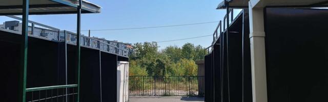Skoro sve tezge na Pantelejskoj pijaci prazne i "hvataju" paučinu i prašinu