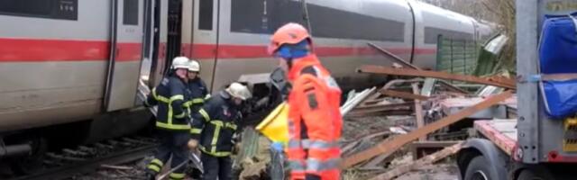 Jeziva scena: Sudarili se brzi voz i šleper, šine letele na sve strane (VIDEO)