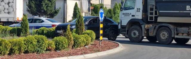 Sudar kamiona i “audia” na kružnom toku u Bulevaru Nikole Pašića