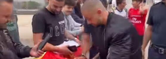SKANDALOZAN GEST: Novi saigrač Vlahovića i Kostića potpisao zastavu UČK!
