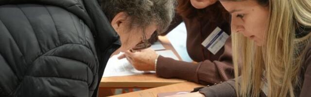 KAO NA DIVLJEM ZAPADU, OPŠTA TUČA U MIONICI: Lom u kafani Lovac tokom glasanja – policija razdvajala zavađene grupe!