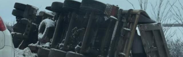 Sneg ne prestaje da pravi karambol po Srbiji! Jezive slike kod Novog Sada, kamion leži izvrnut kraj puta