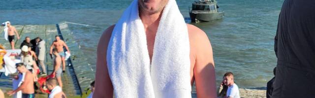 I AMERIKANAC DENI DANAS PLIVAO ZA ČASNI KRST: Diplomata u Ambasadi SAD bogojavljenski običaj ispoštovao u Zemunu