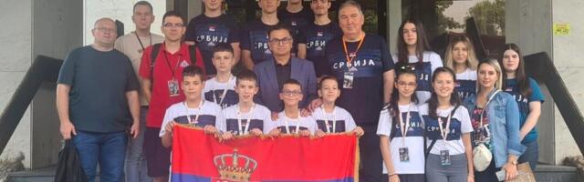 PODRŠKA REPREZENTACIJI SRBIJE: Ambasador Vekić posetio naše šahiste na EP u Pardubicama