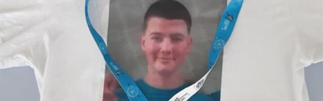 Nikola, mali nasmejani dečak sa rumenim obrazima