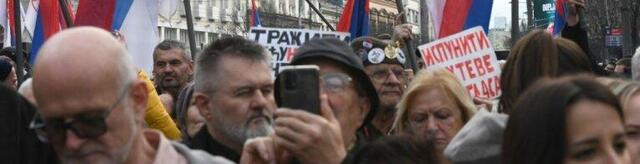 NE ODUSTAJU OD HAOSA! Na protestu u Beogradu zastava Majdana!