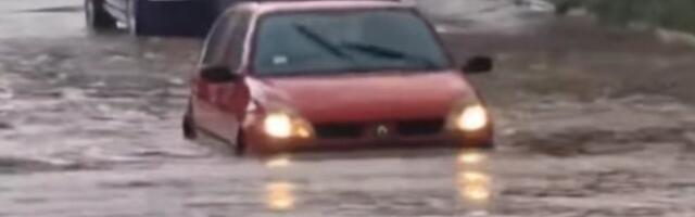 Stravično nevreme u Užicu: Vatrogasci spasili tročlanu porodicu! (FOTO)