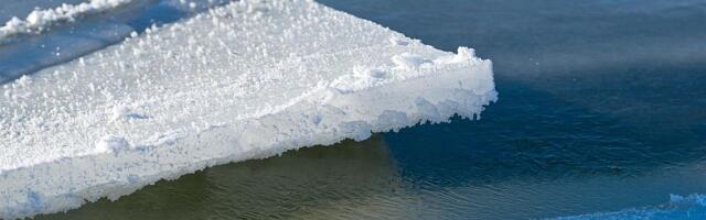 VIDEO "Neobična pojava": Kod Hamburga sante leda visoke i 10 metara, prave probleme u plovidbi