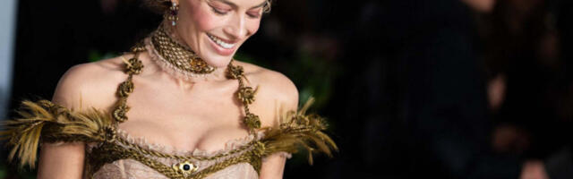 NAJLEPŠA GLUMICA NA SVETU GRMI u korsetu i mini-suknji: Ipak, jedan neobičan detalj ukrao je šou, niko ne trepće! (FOTO)