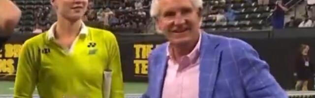 Indijan Vels tek počeo, a već imamo ogroman skandal: Funkcioner neprikladno dodirivao Ribakinu! /VIDEO/