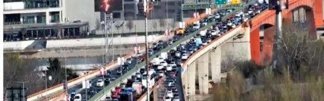 SAOBRAĆAJNI KOLAPS U PRESTONICI! Na ovim mestima nema igla gde da padne, stvaraju se kolone vozila (FOTO)