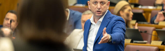 Кнежевић: Црна Гора ћути пред Пленковићем, а прогони транспарент „Србија побеђује”