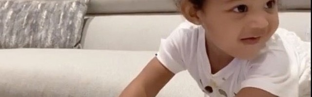 Ćerka Kajli Džener strpljivo odoleva bombonama dok čeka mamu - video koji je oduševio svet (VIDEO)