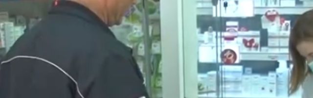 Ušao deda u apoteku i traži vijagru...