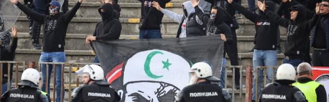 "Prokleta avlija, puna balija": Skandal navijača Voše (FOTO)